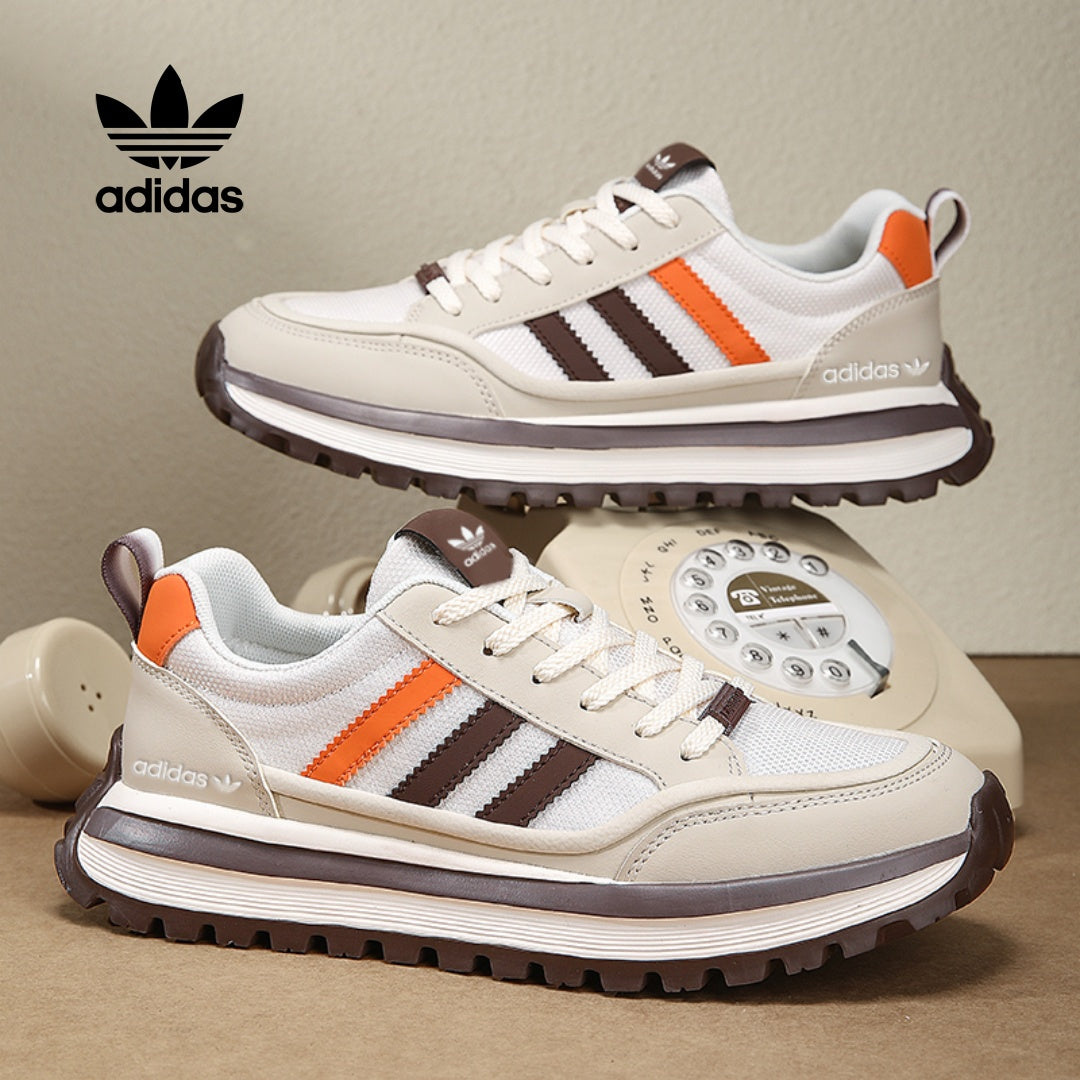 Biele tenisky adidas s retro štýlom a farebnými pruhmi
